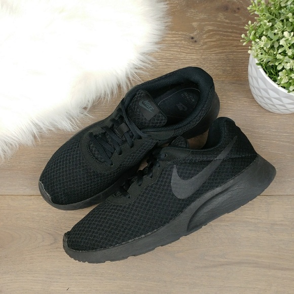 all black nike tanjun mens